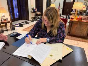 Gobernadora firma 5 medidas legislativas
