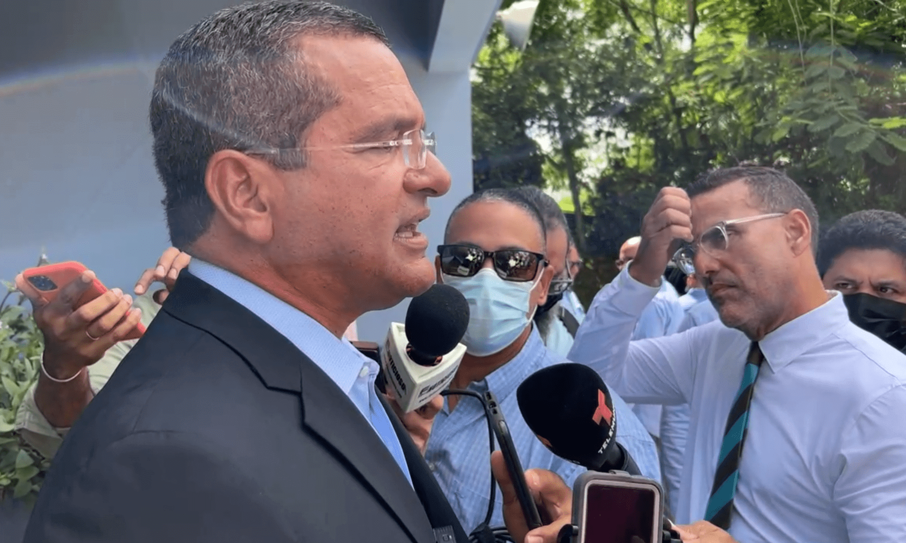 Gobernador muestra sus respetos a manifestantes contra LUMA y condena actos de violencia