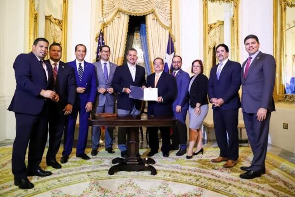 Gobernador firma el controversial Plan de Ajuste de la Deuda