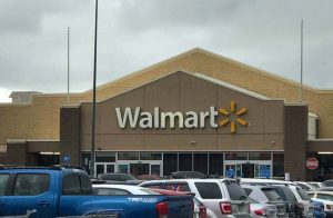 Hombre roba batería solar en tienda Walmart