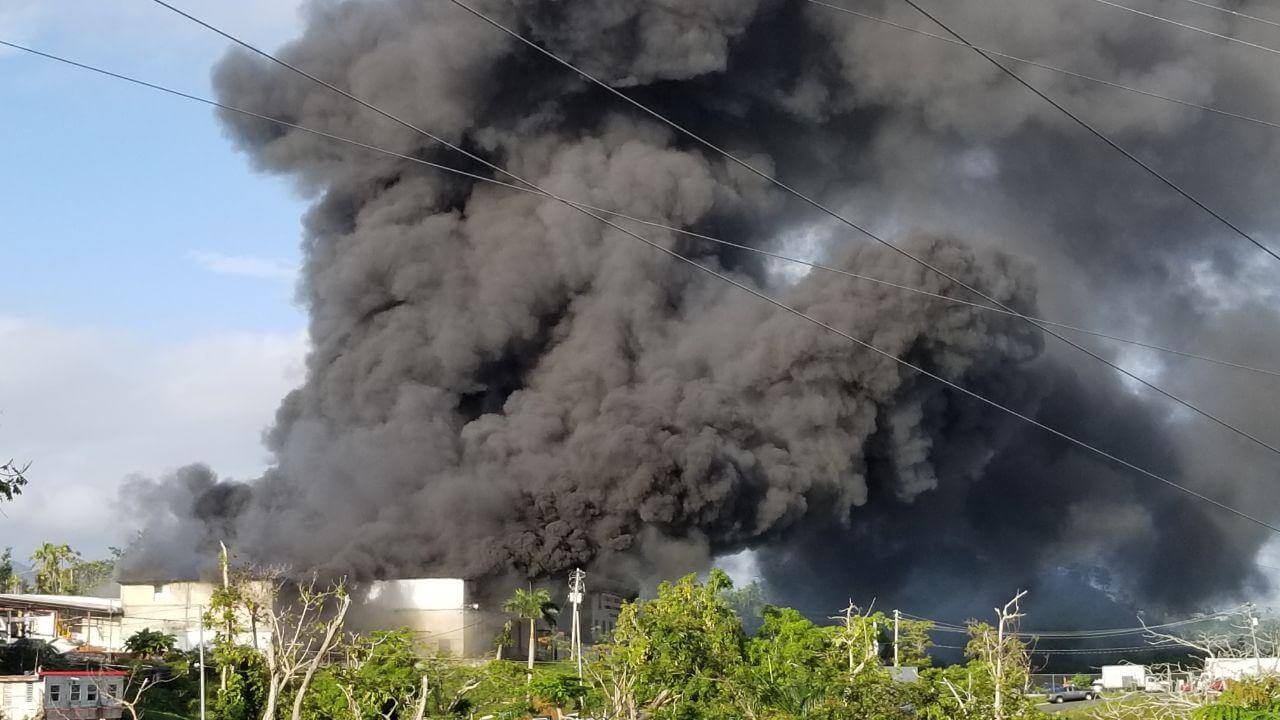 Cierran carretera por incendio en almacén de muebles