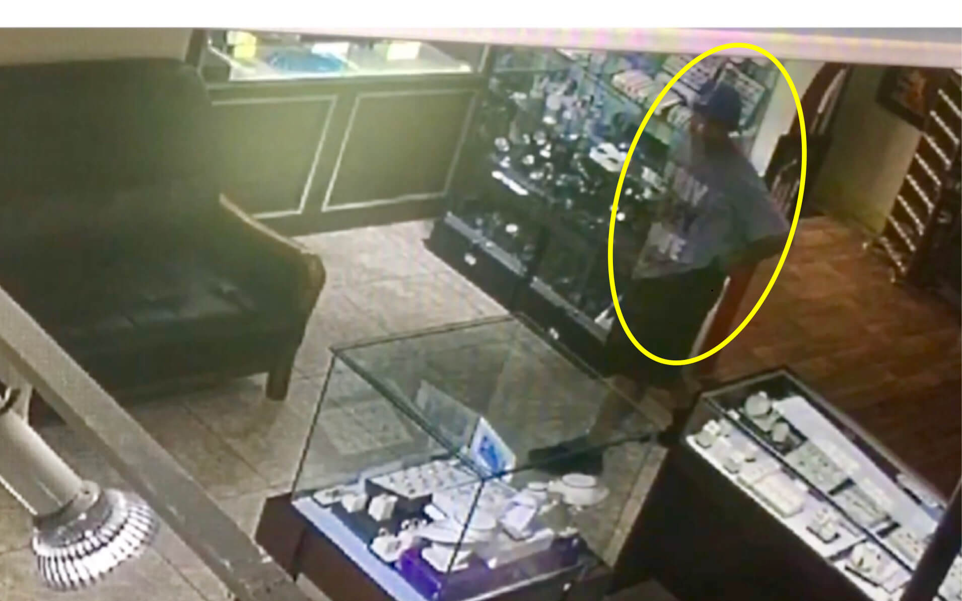 VIDEO: Sujeto comete robo de ,500 en joyería