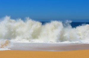 Autoridades insisten en evitar playas por alto riesgo de corrientes