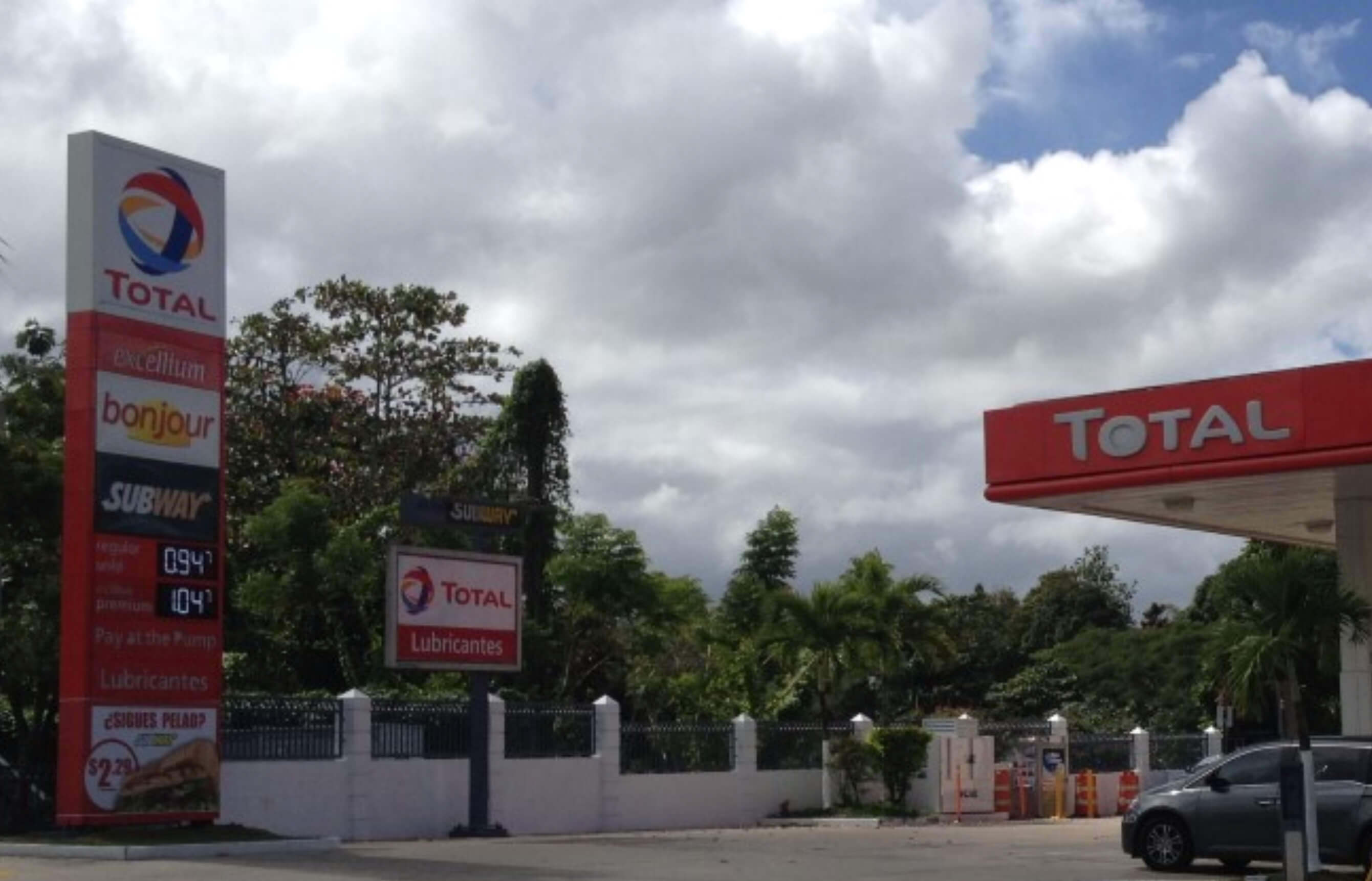 Delincuentes armados asaltan gasolinera Total