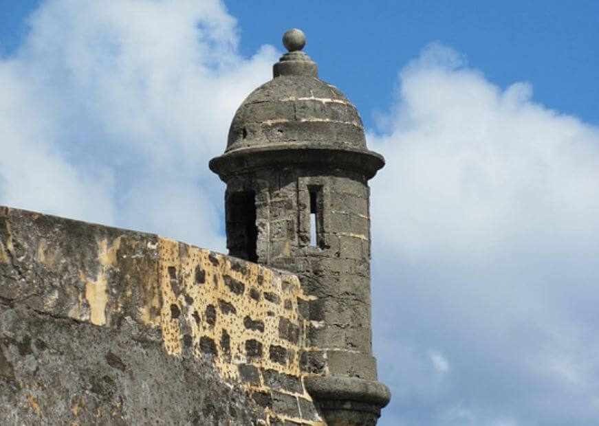 Hombre cae desde una muralla de El Morro