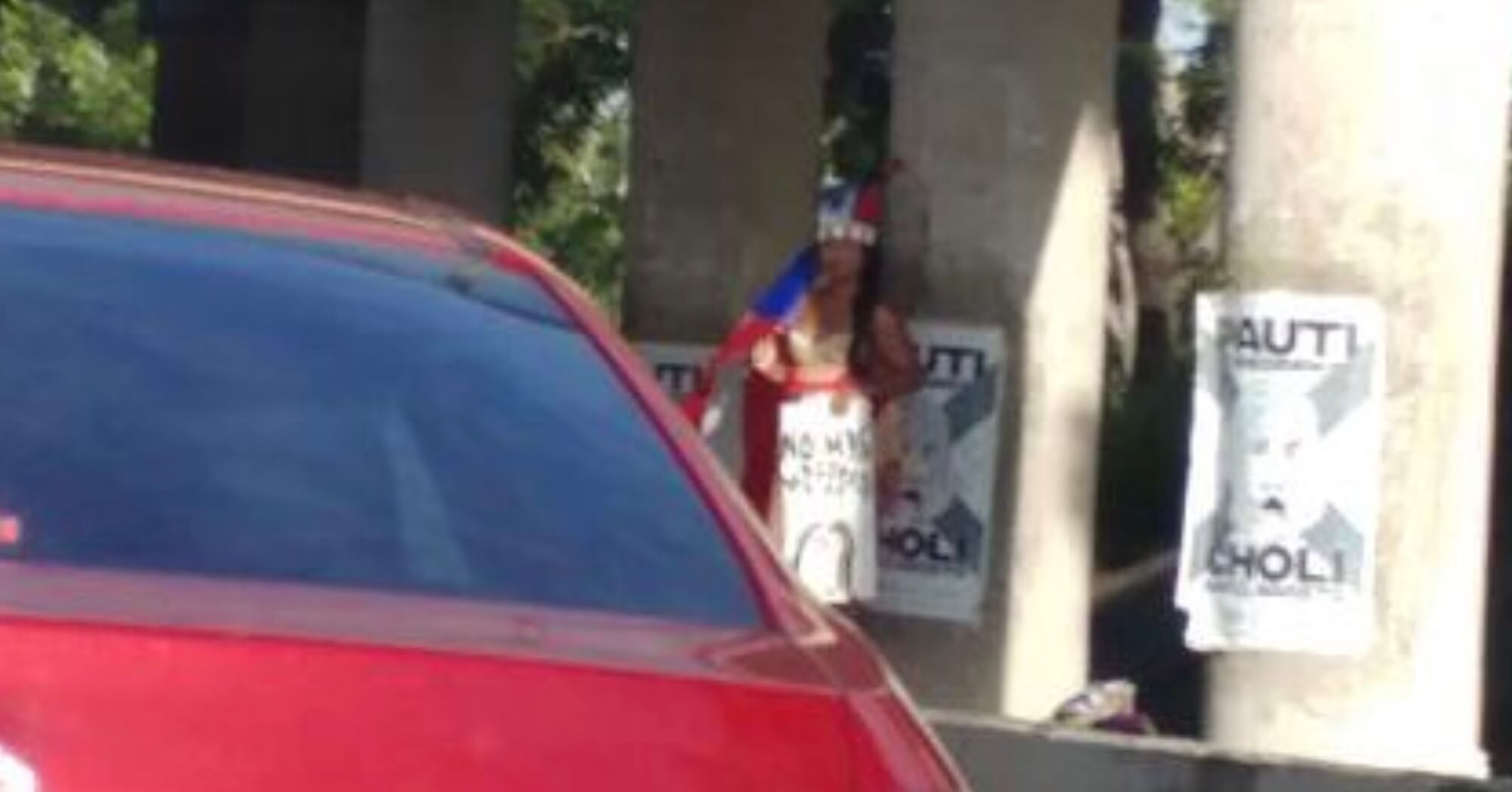 Tapón descomunal por mujer vestida de india que apoya a La Taína