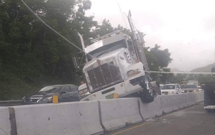 Reportan accidente con camión en Expreso PR-52