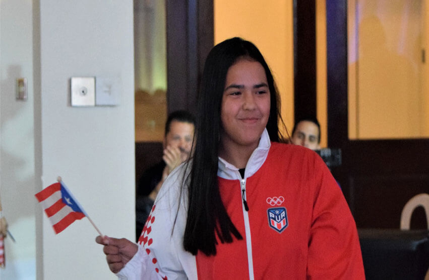 Adriana Díaz abanderada de los olímpicos juveniles