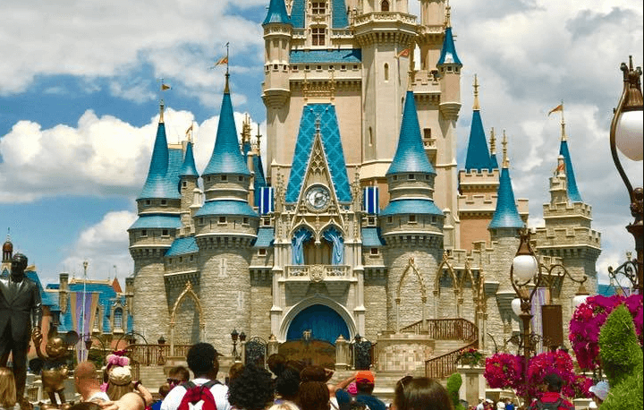 DeSantis quiere que el pleito con Disney no se ventile en los tribunales hasta 2025