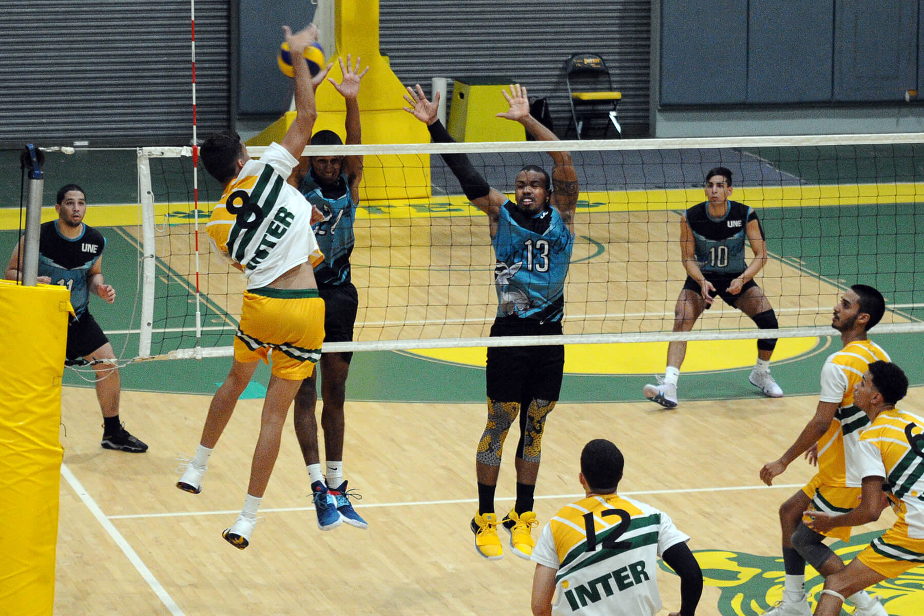 Tres partidos más para definir los cruces del voleibol universitario