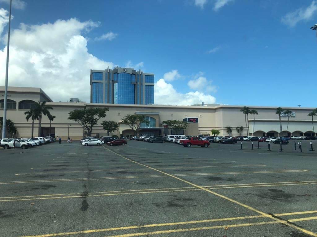 Investigan robo en estacionamiento de Plaza las Américas