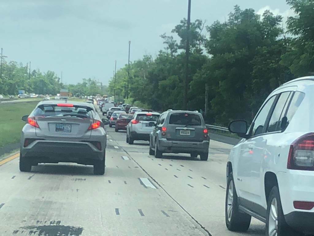 Tapón por accidente con auto volcado