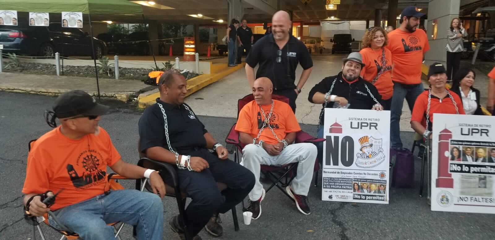 Trabajadores de la UPR se encadenan en defensa de su retiro