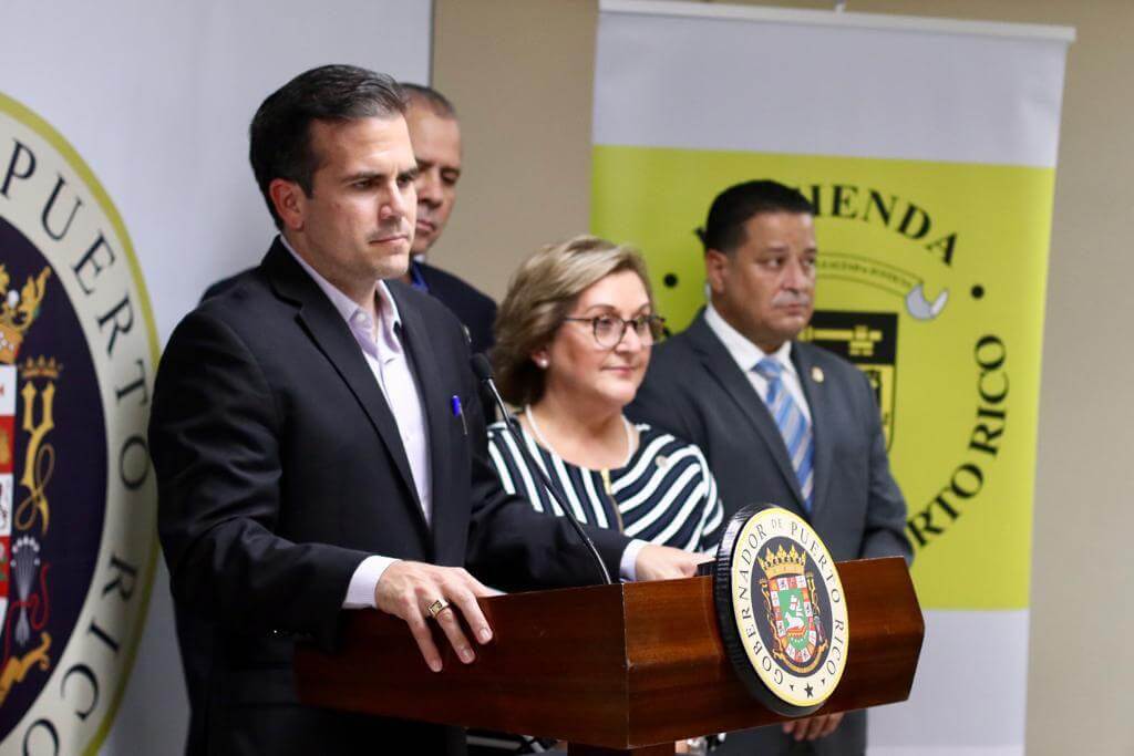 Rosselló entrega cheques a policías retirados