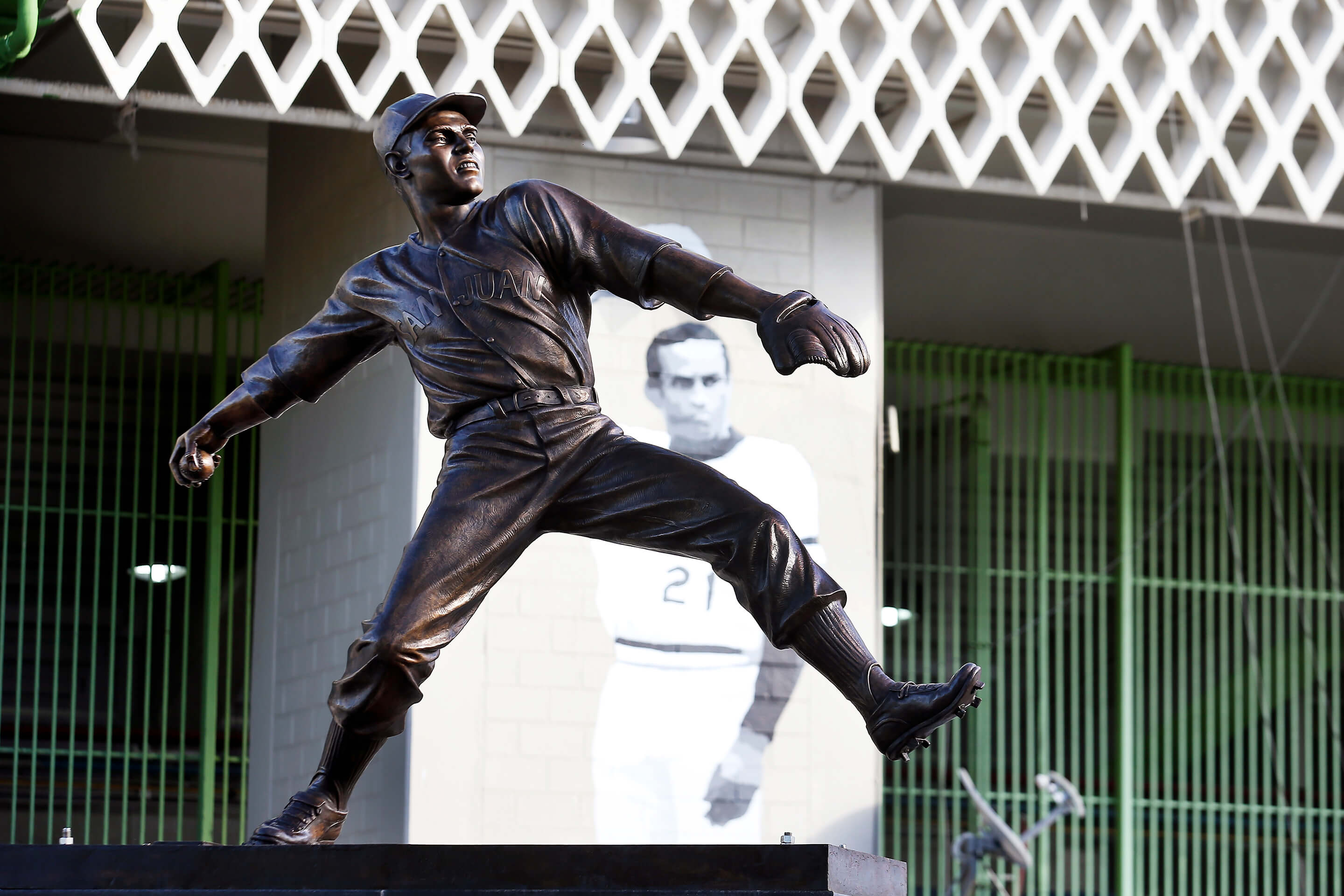 Restauran estatua de Hiram Bithorn tras daños por María