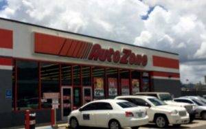 Atrapan pareja robando en AutoZone