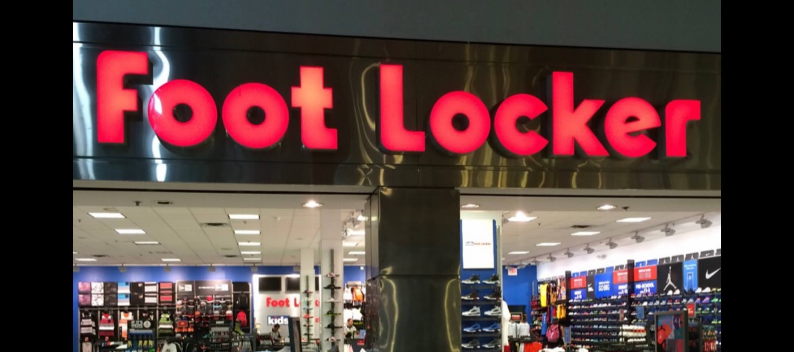 Roban camisas y medias en tienda Foot Locker