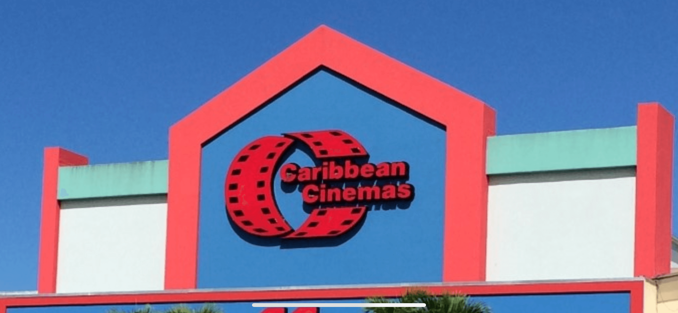 Estrellan carro contra entrada de cine para romper la puerta