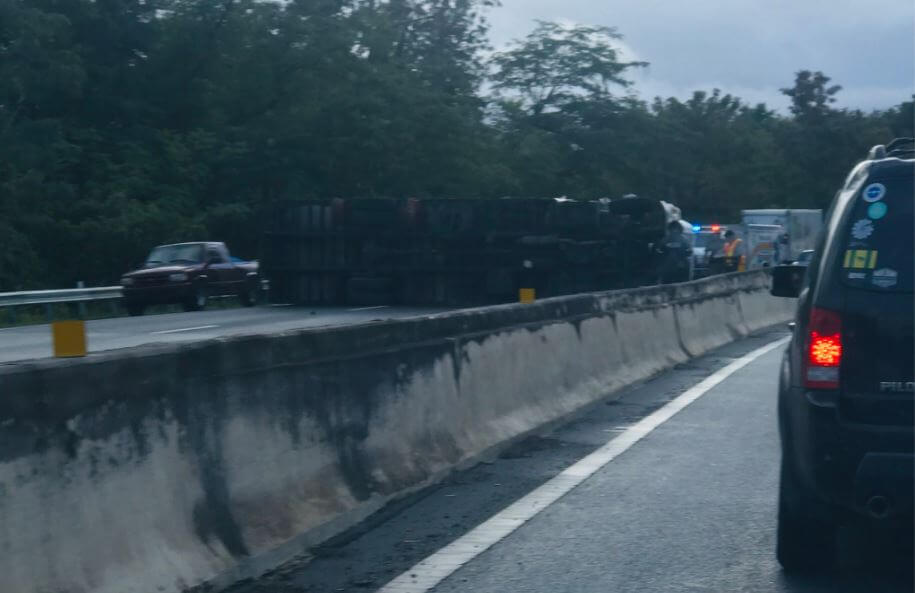 Camión volcado bloquea tres carriles en Expreso PR-22