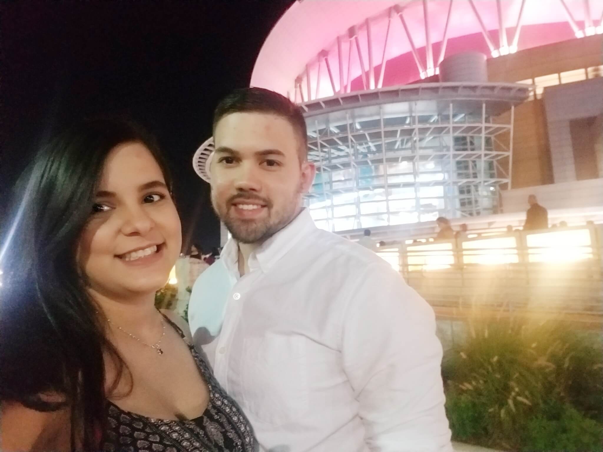 Joven pareja se reinventa y ofrece herramientas de empoderamiento a comerciantes locales por medio de la comunicación