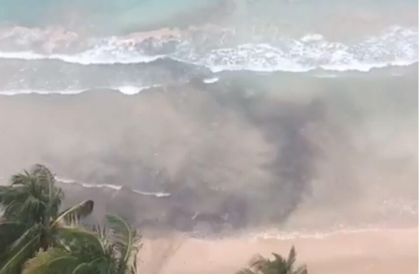 VIDEO: Descargan aguas negras en playa de Isla Verde