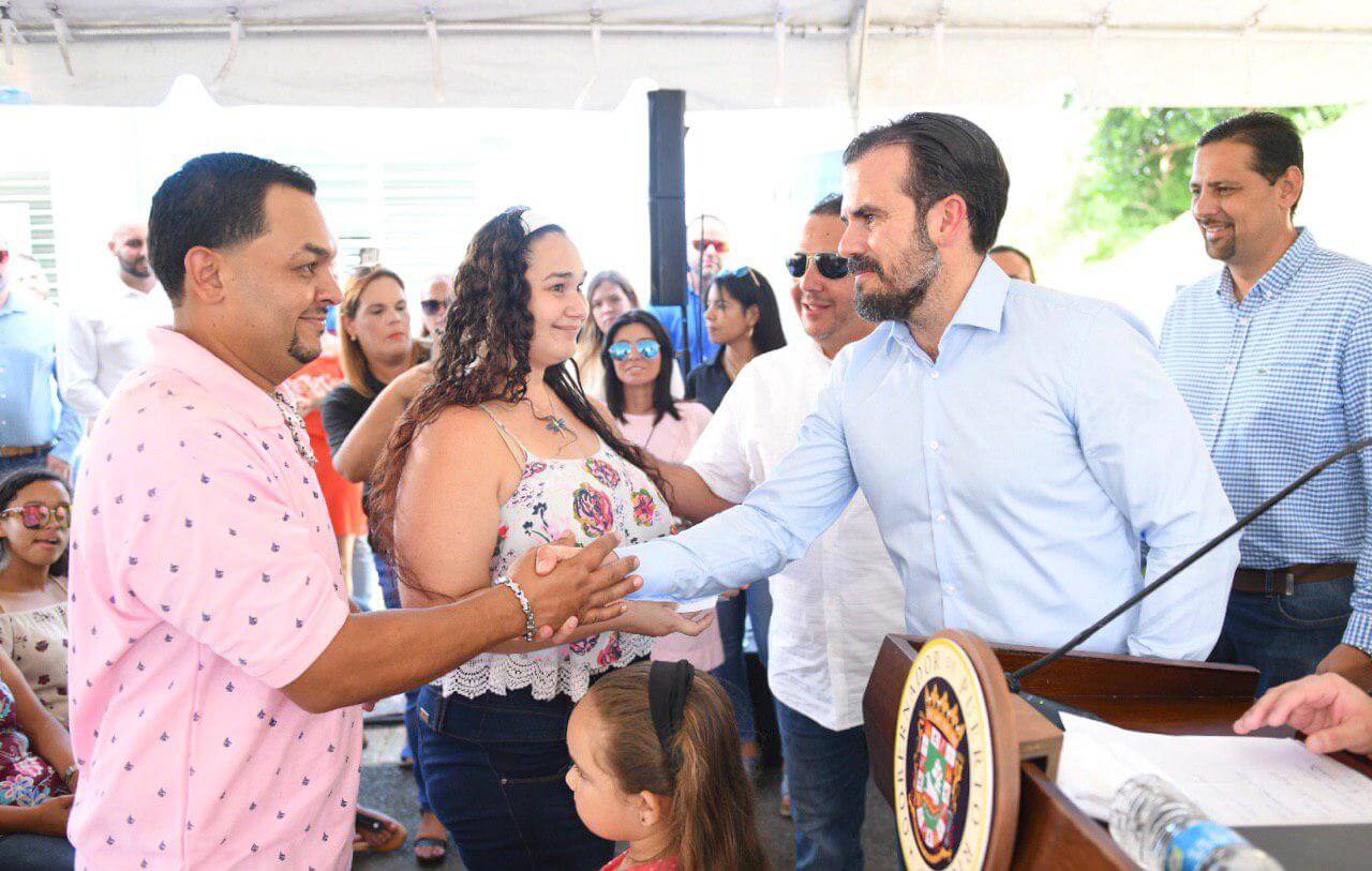 Rosselló entrega residencias rehabilitadas