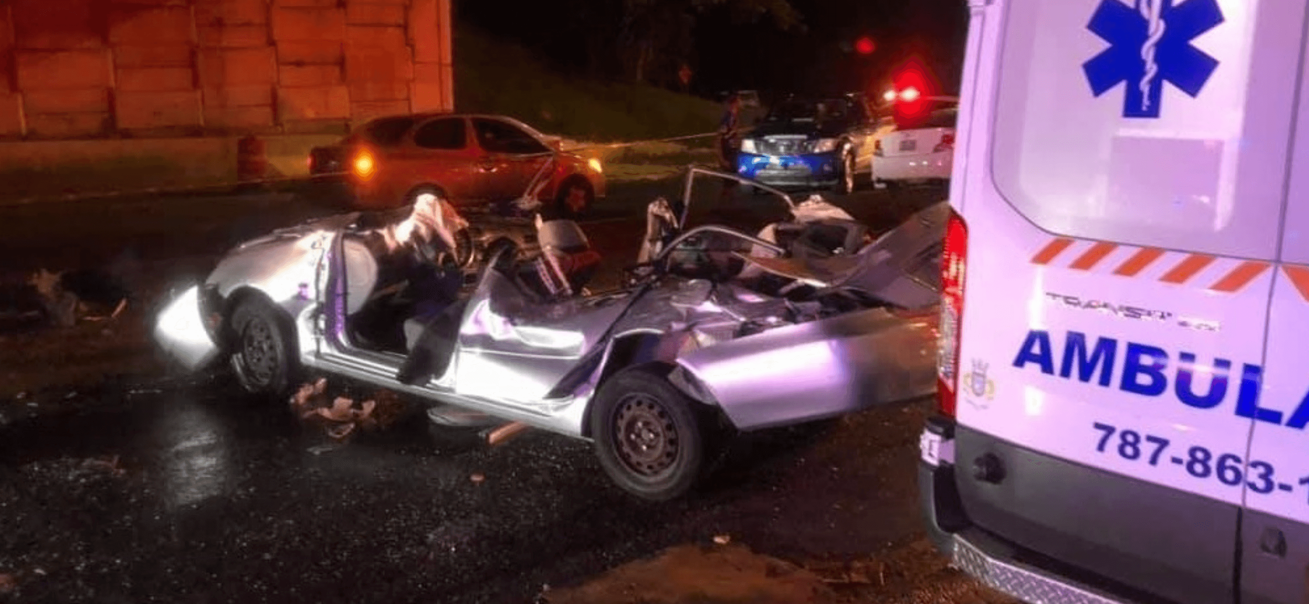 Anciana en contra del tránsito provoca aparatoso accidente