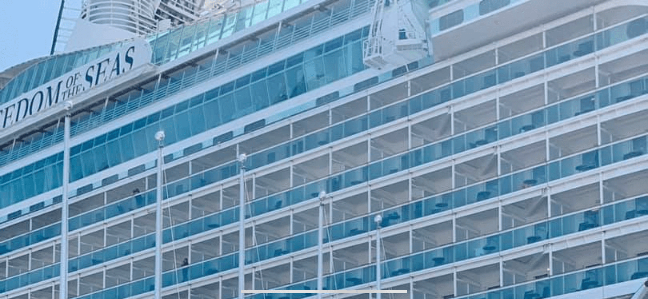 Persona cae desde crucero en San Juan