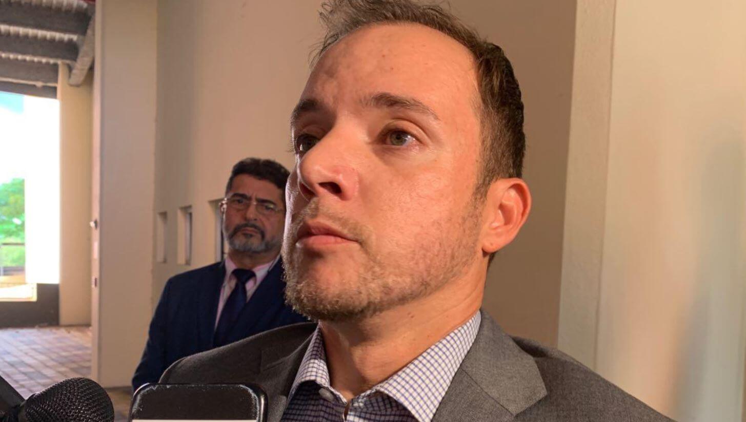 Llerandi llora al salir de Justicia tras entregar su celular