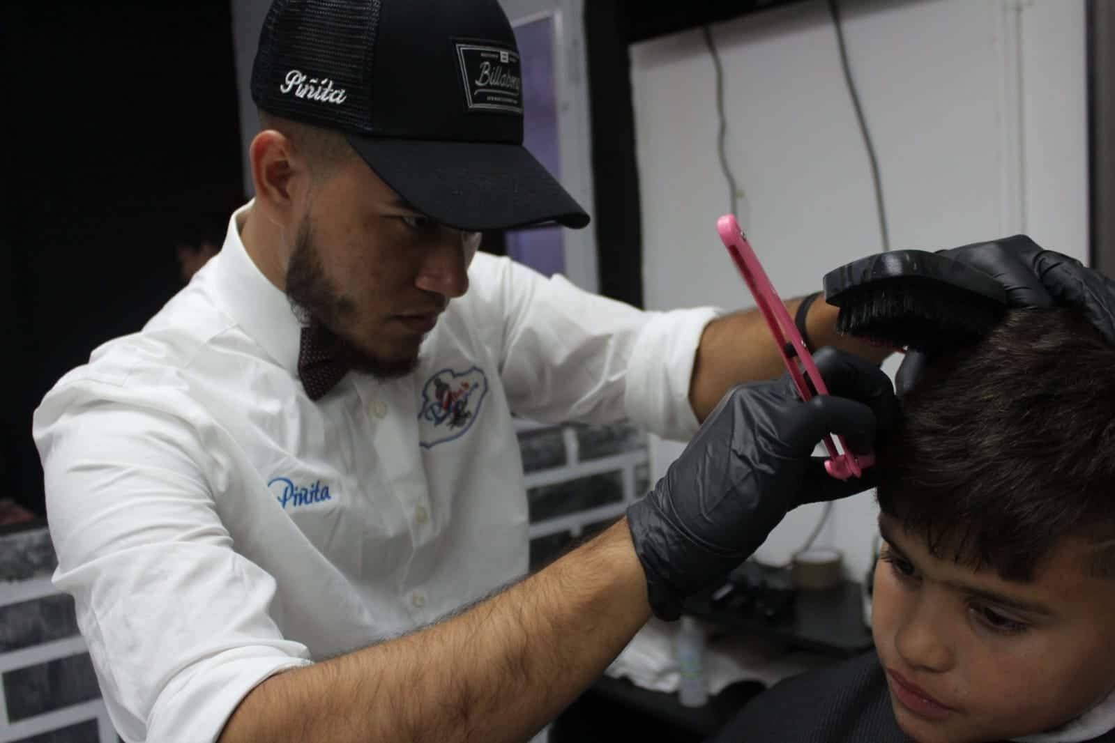 Barberos recortarán gratis a los niños para el regreso a clases