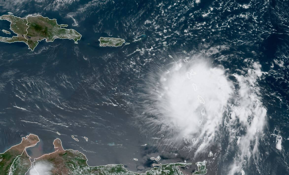 Tormenta Dorian reforma su centro más al norte