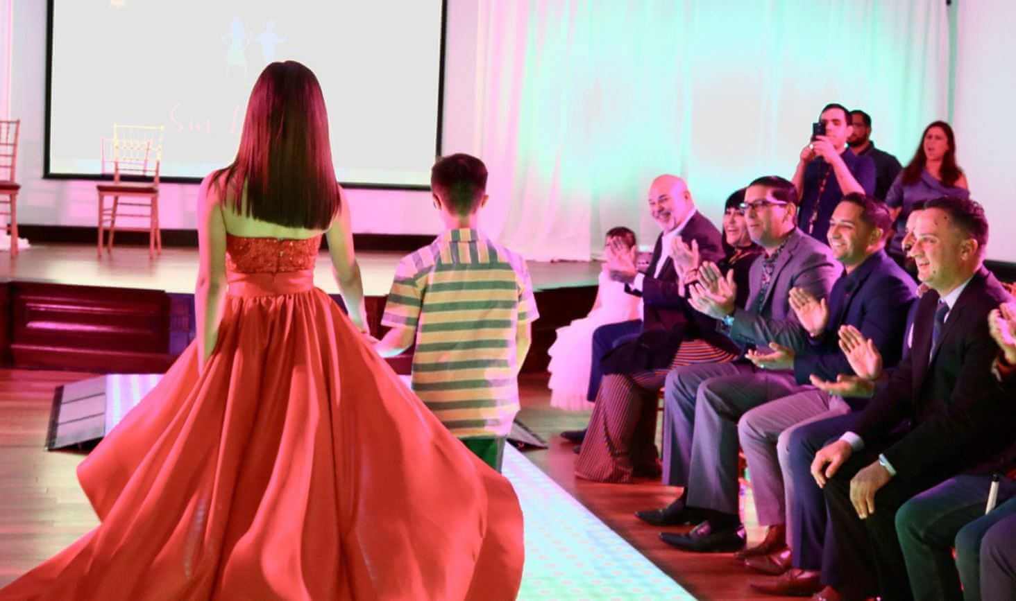 Desfilan por la pasarela de modas niños con impedimentos