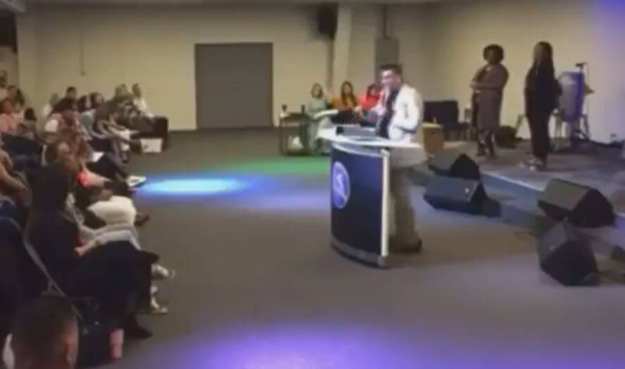 Pastor da sermón porque feligreses no asisten a la iglesia por ir a entregar suministros