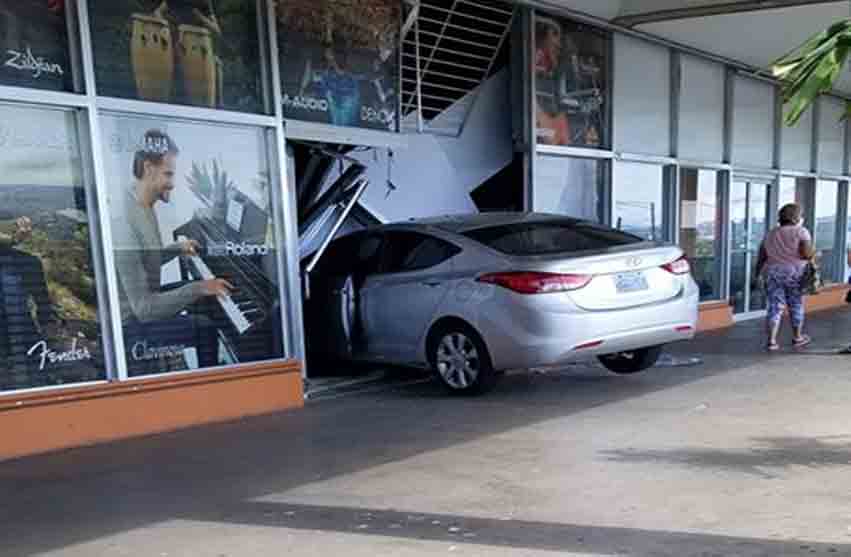 Mujer impacta su auto contra tienda de música
