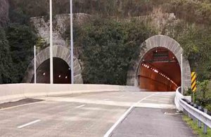 Legisladores citan a LUMA y la ACT por cierre del túnel de Maunabo