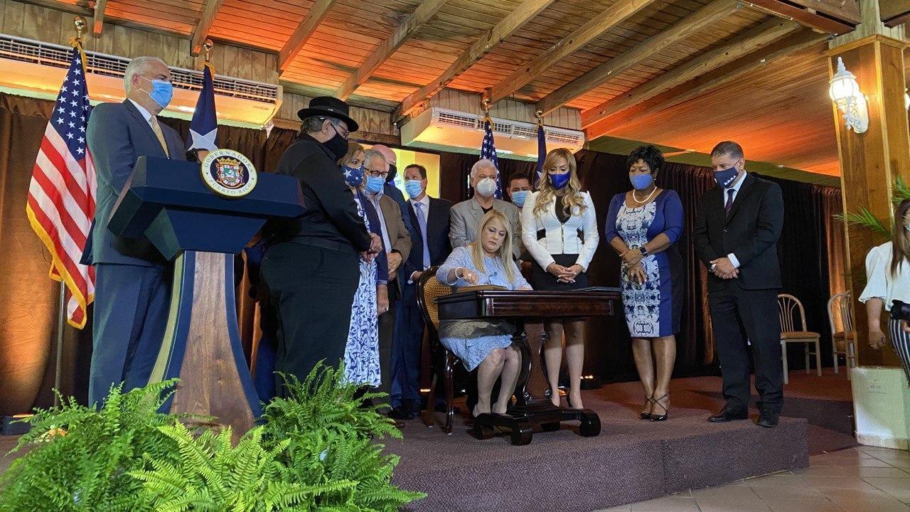 Gobernadora firmó leyes relacionadas al retiro de empleados públicos