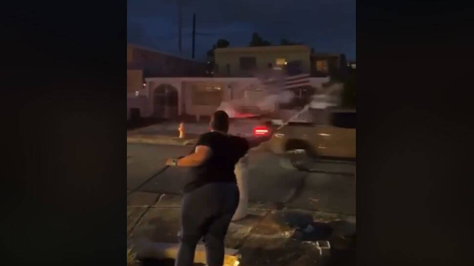 VIDEO: Mujer recibe caravanas políticas a manguerazo limpio