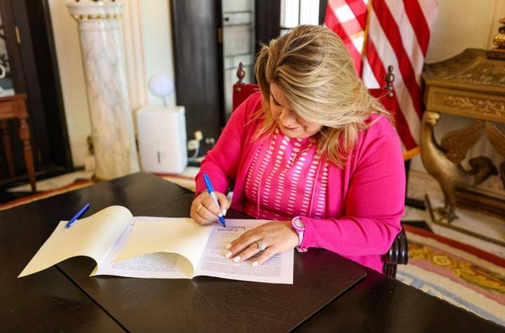 Gobernadora firma dos nuevas leyes