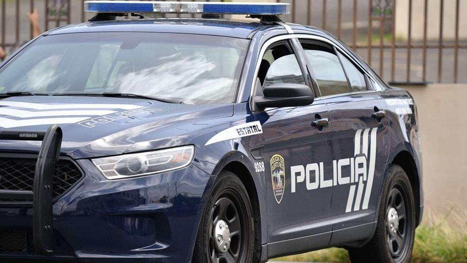 Arrestan hombre por violencia doméstica y esconder las llaves del auto de su pareja