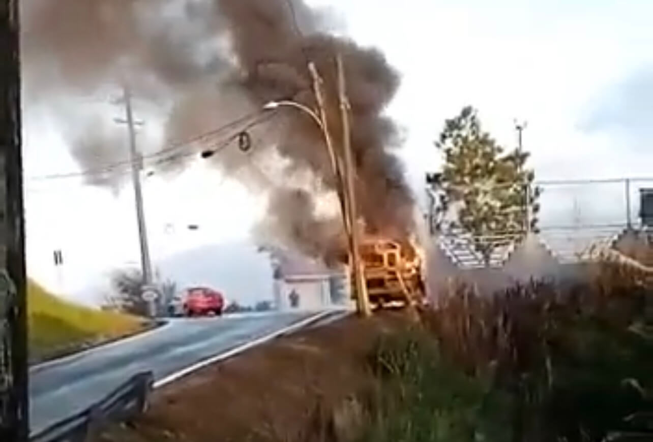 Guagua escolar que transportaba niños se prende en fuego