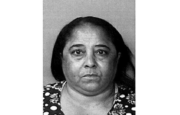 Mujer abusa sexualmente de una niña