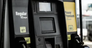 DACO advierte no hay necesidad de aumentar precio de gasolina y activa monitoreo