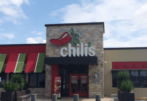 Le roban la guagua en el estacionamiento del restaurante Chili’s
