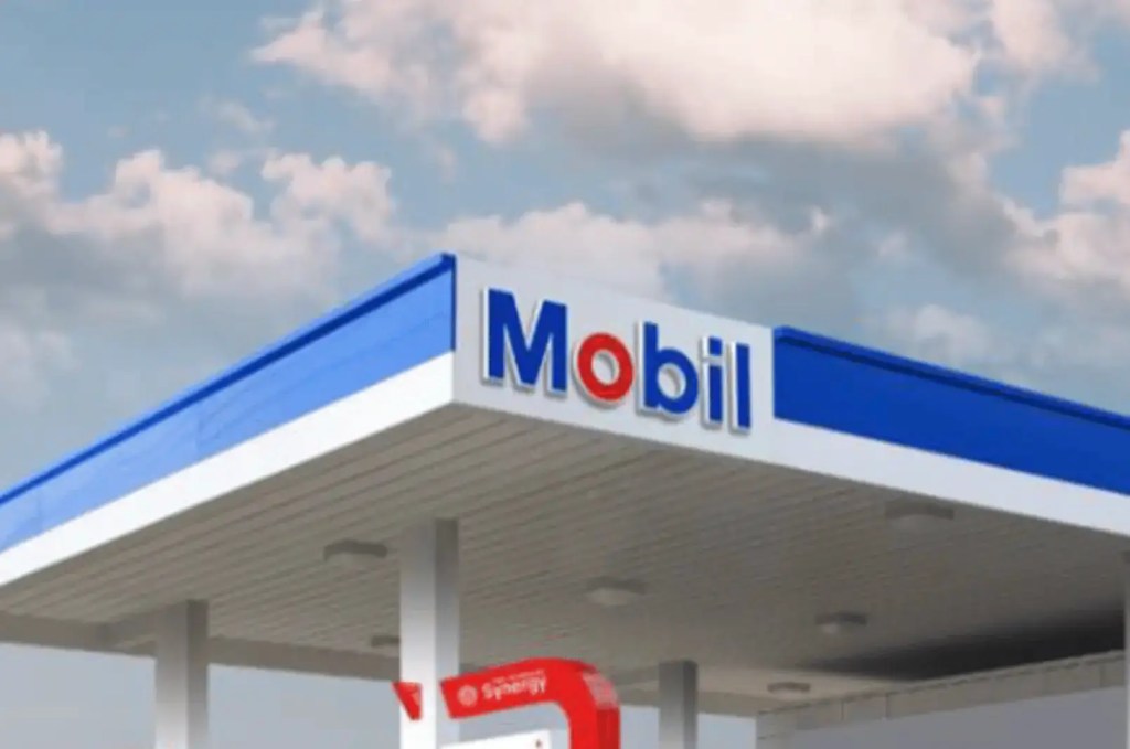 Hombres armados hacen carjacking en gasolinera Mobil