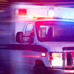 Mujer sale expulsada en accidente de tránsito