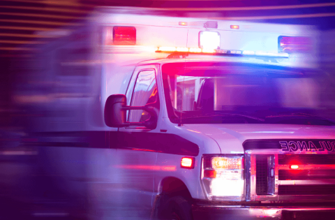 Sin licencia ni marbete: joven expulsado de su motora en grave accidente