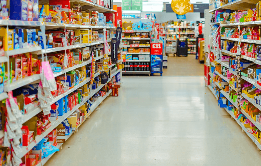 Hombre hace compra en supermercado con cheque robado