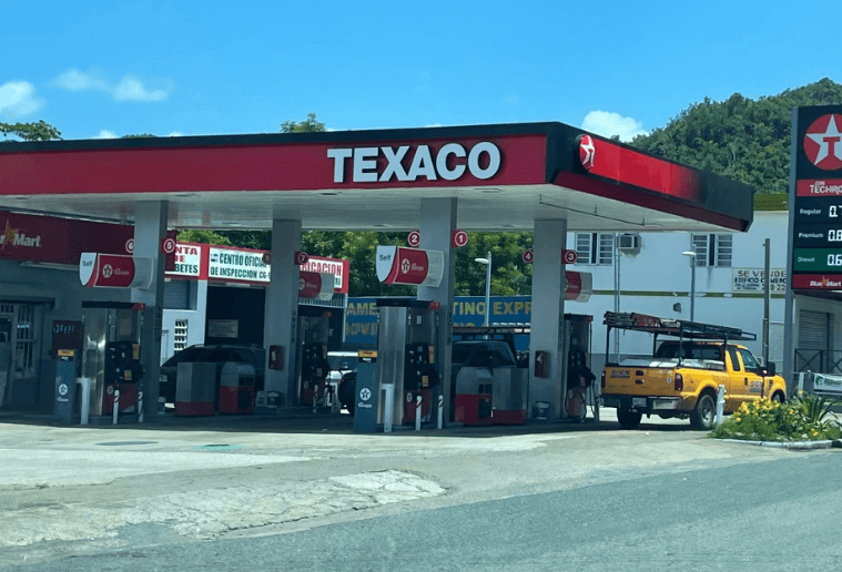 Mujer es víctima de carjacking en gasolinera Texaco