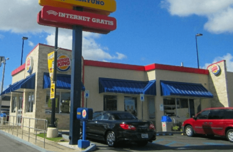 Reportan gerente de Burger King herido de bala