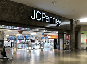 Arrestan mujer que entró a robar ropa en tienda JCPenney